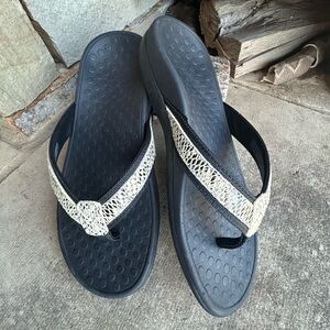 Vionic black snake tide toe post orthotic thong sandals Sz-5.  M